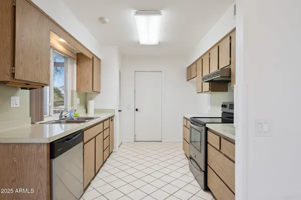 Property Slideshow image 3 of 27 | 9405 w rolling hills dr, Sun City, AZ, 85351