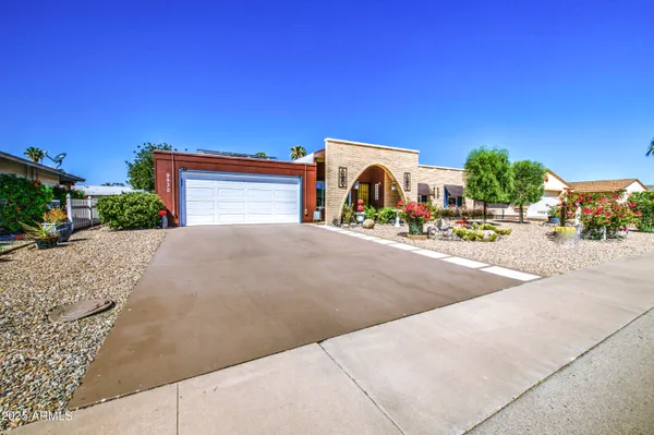 Property Slideshow image 3 of 30 | 9530 w hidden valley cir, Sun City, AZ, 85351