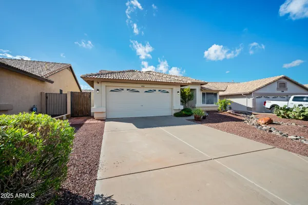 Property Slideshow image 2 of 27 | 10763 w runion dr, Peoria, AZ, 85373