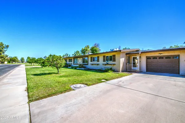 Property Slideshow image 3 of 31 | 10013 w lakeview cir, Sun City, AZ, 85351