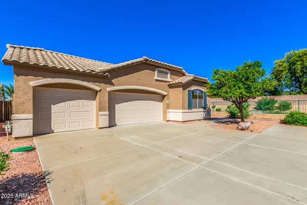 Property Slideshow image 3 of 37 | 18562 n alamo dr, Surprise, AZ, 85374