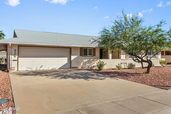 Property Slideshow image 3 of 34 | 9232 w arrowhead dr, Sun City, AZ, 85351