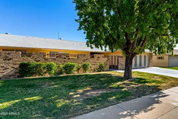 Property Slideshow image 3 of 35 | 19045 n signal butte cir, Sun City, AZ, 85373