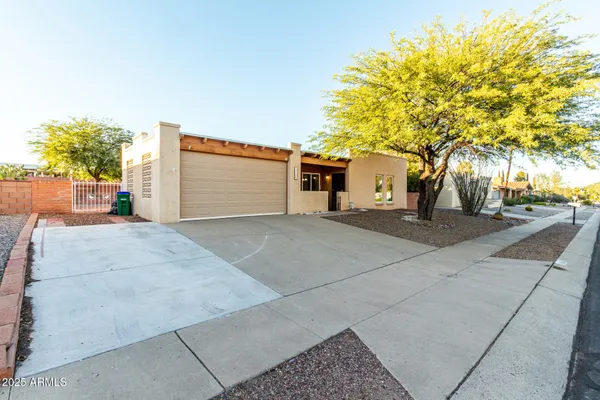 Property Slideshow image 3 of 32 | 1520 s abrego dr, Green Valley, AZ, 85614
