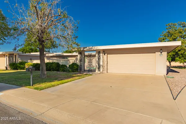 Property Slideshow image 2 of 25 | 18417 n 99th dr, Sun City, AZ, 85373