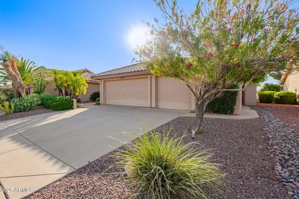 Property Slideshow image 3 of 28 | 8402 w rosemonte dr, Peoria, AZ, 85382