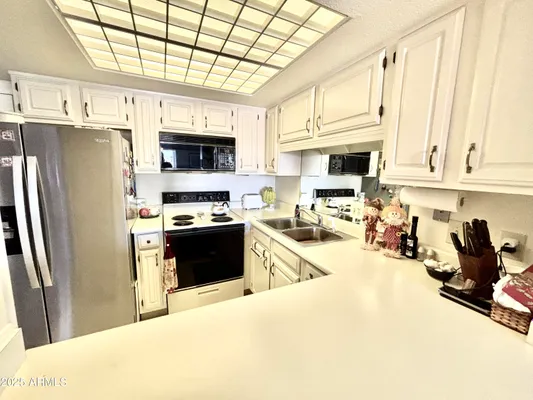 Property Slideshow image 2 of 31 | 10330 w thunderbird blvd b316, Sun City, AZ, 85351