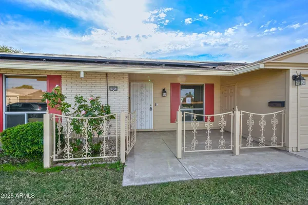 Property Slideshow image 3 of 34 | 10643 w roundelay cir, Sun City, AZ, 85351