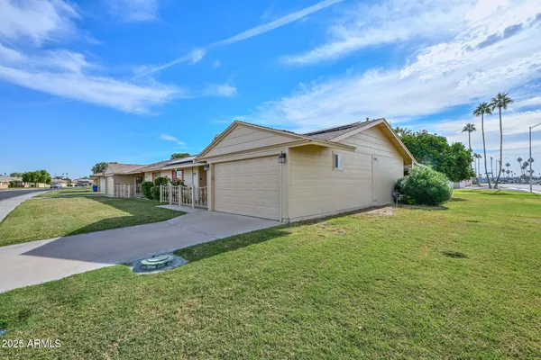 Property Slideshow image 2 of 34 | 10643 w roundelay cir, Sun City, AZ, 85351