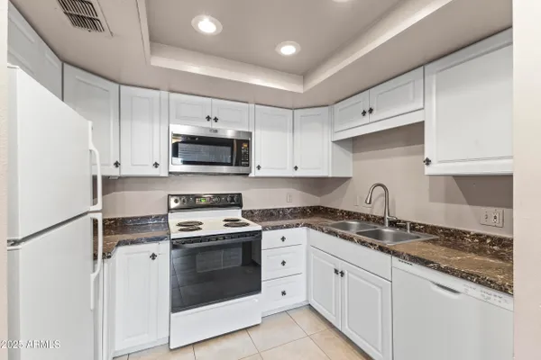 Property Slideshow image 3 of 45 | 7920 e camelback rd unit 303, Scottsdale, AZ, 85251