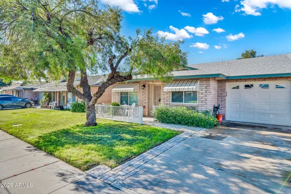 Property Slideshow image 2 of 39 | 10002 n 97th dr a, Peoria, AZ, 85345