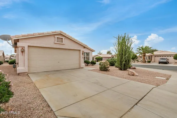 Property Slideshow image 3 of 45 | 1365 e runaway bay dr, Chandler, AZ, 85249