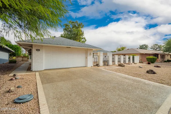 Property Slideshow image 2 of 36 | 10102 w concho cir, Sun City, AZ, 85373