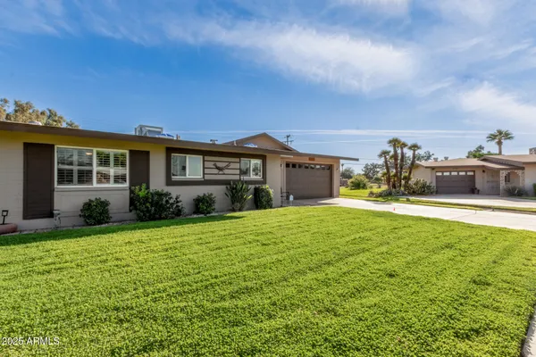 Property Slideshow image 2 of 45 | 10027 w lakeview cir, Sun City, AZ, 85351