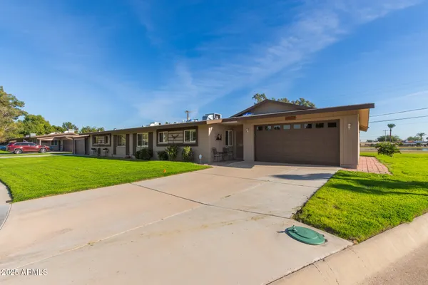 Property Slideshow image 3 of 45 | 10027 w lakeview cir, Sun City, AZ, 85351