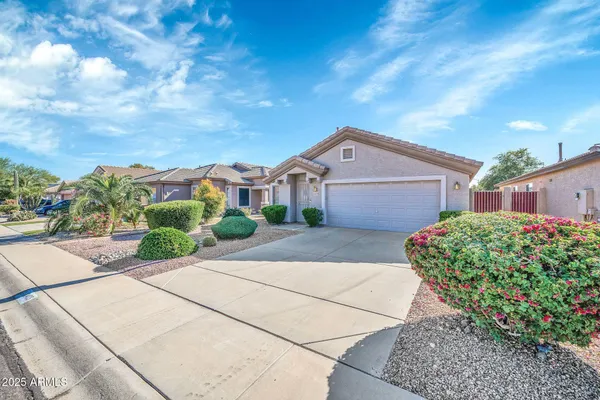 Property Slideshow image 3 of 40 | 10403 w tonopah dr, Peoria, AZ, 85382