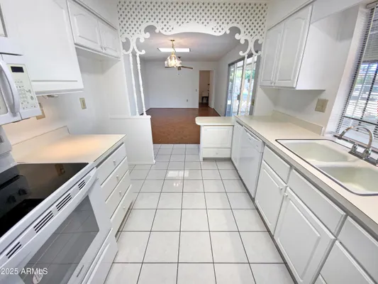 Property Slideshow image 2 of 18 | 9806 w hutton dr, Sun City, AZ, 85351