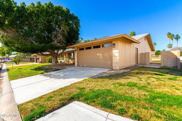 Property Slideshow image 2 of 27 | 12166 s shoshoni dr, Phoenix, AZ, 85044