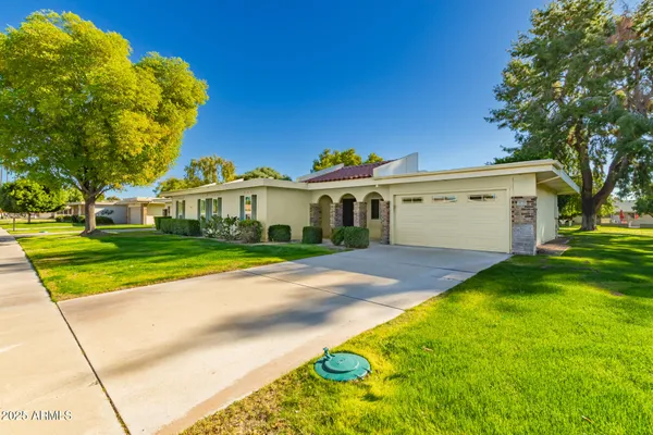 Property Slideshow image 3 of 30 | 10105 w highwood ln, Sun City, AZ, 85373