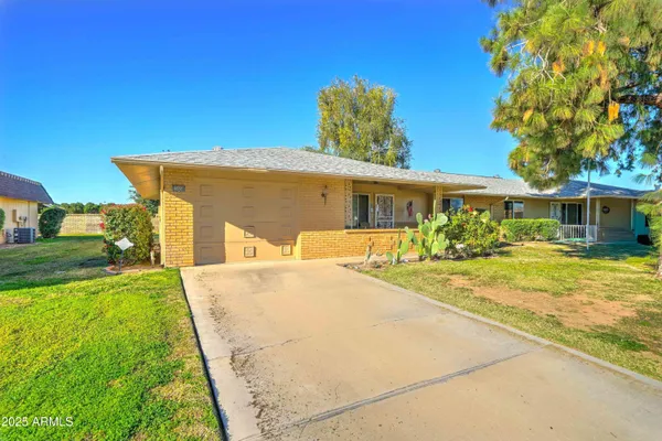 Property Slideshow image 2 of 21 | 15658 n lakeforest dr, Sun City, AZ, 85351