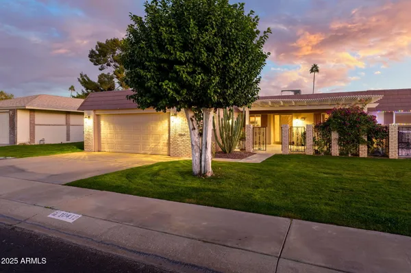 Property Slideshow image 2 of 30 | 10412 w roundelay cir, Sun City, AZ, 85351