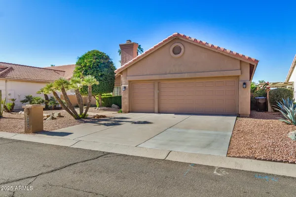 Property Slideshow image 3 of 48 | 25236 s flame tree dr, Sun Lakes, AZ, 85248