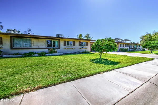 Property Slideshow image 3 of 31 | 10013 w lakeview cir, Sun City, AZ, 85351