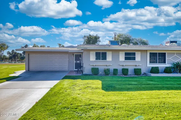 Property Slideshow image 2 of 31 | 10046 w lakeview cir, Sun City, AZ, 85351