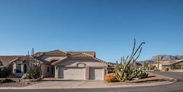 Property Slideshow image 3 of 40 | 8932 e salix cir, Gold Canyon, AZ, 85118