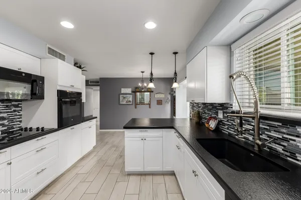 Property Slideshow image 2 of 36 | 10502 w roundelay cir, Sun City, AZ, 85351