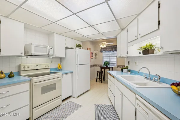 Property Slideshow image 2 of 38 | 10557 w ocotillo dr, Sun City, AZ, 85373