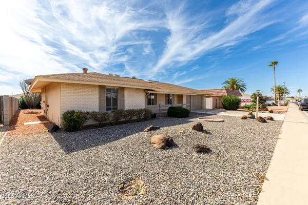 Property Slideshow image 3 of 37 | 9425 w rolling hills dr, Sun City, AZ, 85351