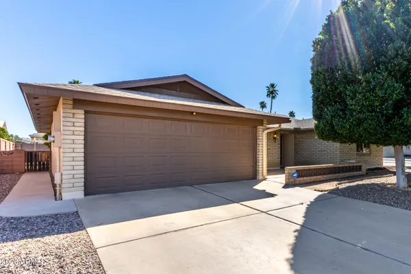 Property Slideshow image 2 of 30 | 719 s penrose cir, Mesa, AZ, 85206