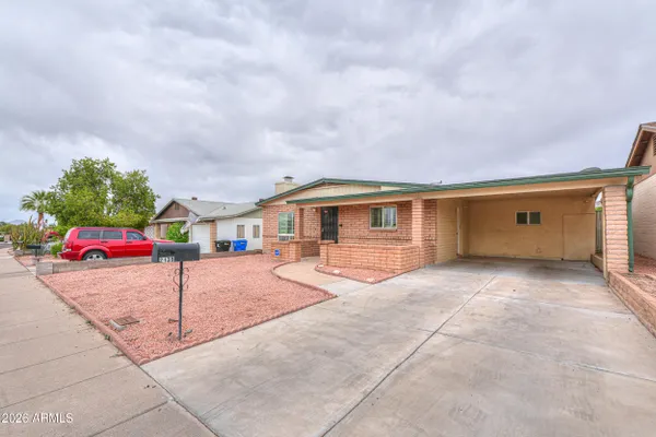 Property Slideshow image 2 of 30 | 2139 e betty elyse ln, Phoenix, AZ, 85022