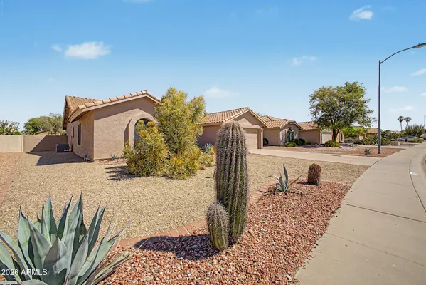 Property Slideshow image 2 of 37 | 9850 w menadota dr, Peoria, AZ, 85382