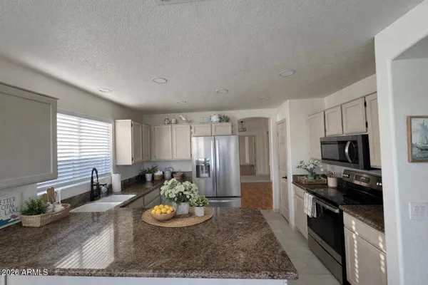 Property Slideshow image 3 of 17 | 10525 w runion dr, Peoria, AZ, 85382