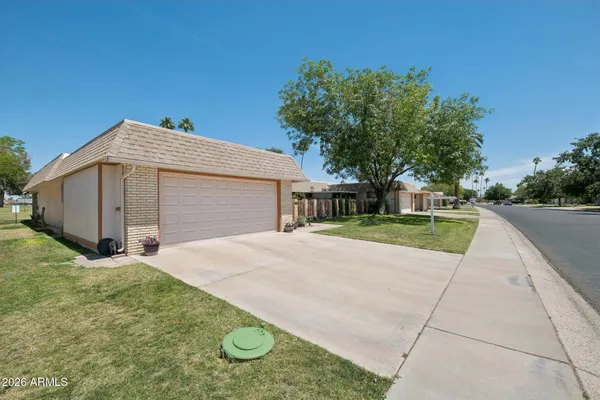 Property Slideshow image 3 of 40 | 10916 w cameo dr, Sun City, AZ, 85351