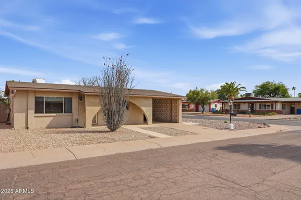 Property Slideshow image 3 of 40 | 2201 e gretta pl, Phoenix, AZ, 85022