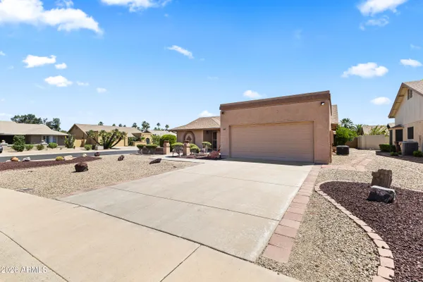Property Slideshow image 3 of 39 | 9821 w oraibi dr, Peoria, AZ, 85382