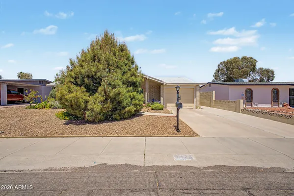 Property Slideshow image 2 of 38 | 2024 e tierra buena ln, Phoenix, AZ, 85022