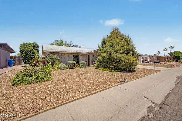 Property Slideshow image 3 of 38 | 2024 e tierra buena ln, Phoenix, AZ, 85022