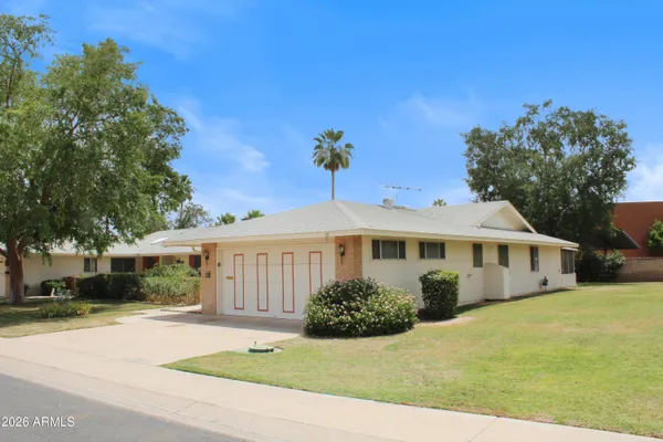 Property Slideshow image 2 of 35 | 10207 w kingswood cir, Sun City, AZ, 85351