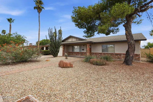 Property Slideshow image 2 of 26 | 2302 e waltann ln, Phoenix, AZ, 85022
