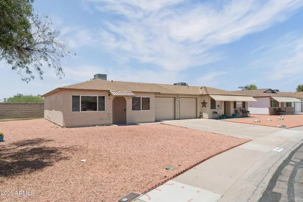 Property Slideshow image 2 of 24 | 10018 n 97th dr a, Peoria, AZ, 85345