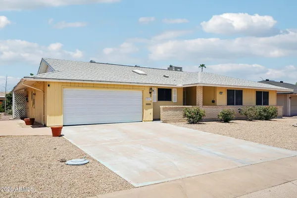 Property Slideshow image 2 of 46 | 10941 w roundelay cir, Sun City, AZ, 85351