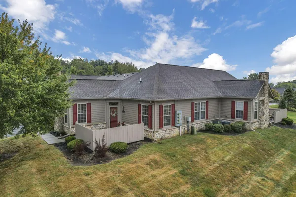 Property Slideshow image 2 of 38 | 111 jamie lynn cir, Pickerington, OH, 43147