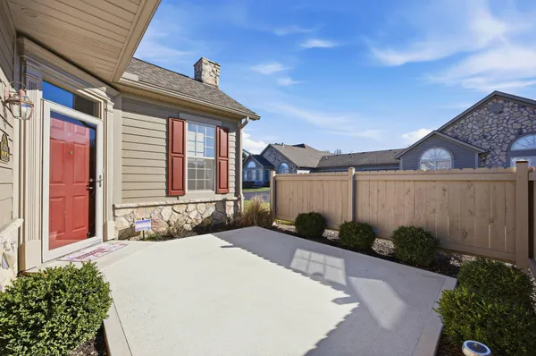 Property Slideshow image 2 of 25 | 128 jamie lynn cir, Pickerington, OH, 43147