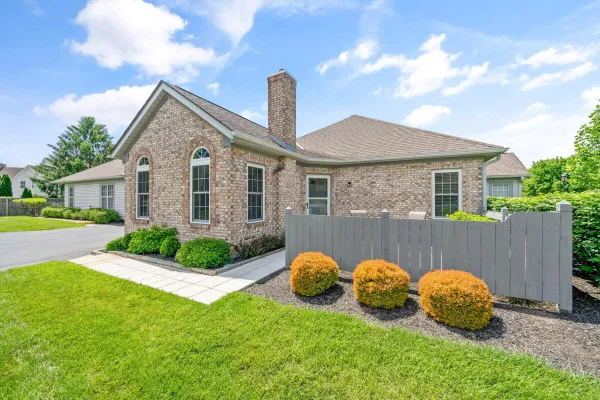 Property Slideshow image 2 of 42 | 285 villa oaks ln, Columbus, OH, 43230