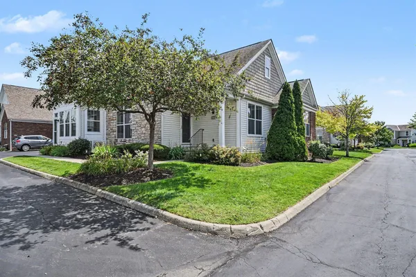 Property Slideshow image 3 of 44 | 4742 clubpark dr 5-4742, Hilliard, OH, 43026