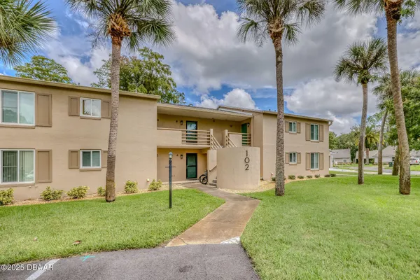 Property Slideshow image 2 of 24 | 102 bob white ct apt 9, Daytona Beach, FL, 32119